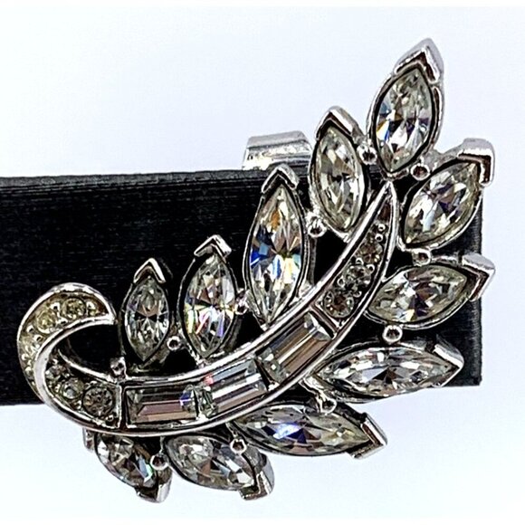 Crown Trifari Earrings Rhinestone Clear Silver Tone Clip 1 1/8" Leaf Huggie - Picture 3 of 7